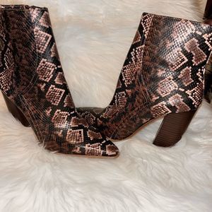 - JLO JENNIFER LOPEZ DORINDAH BOOTIES-NEW